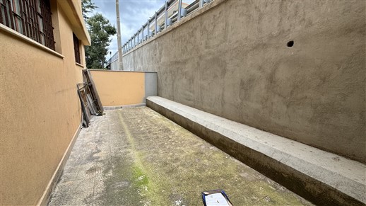 P  R  E  Z  Z  O     R  I  B  A  S  S  A  T  O  -  Locale Deposito con Spazio Esterno Privato